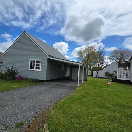 Huka Falls Resort Taupo Bagian luar foto The new houses at the village