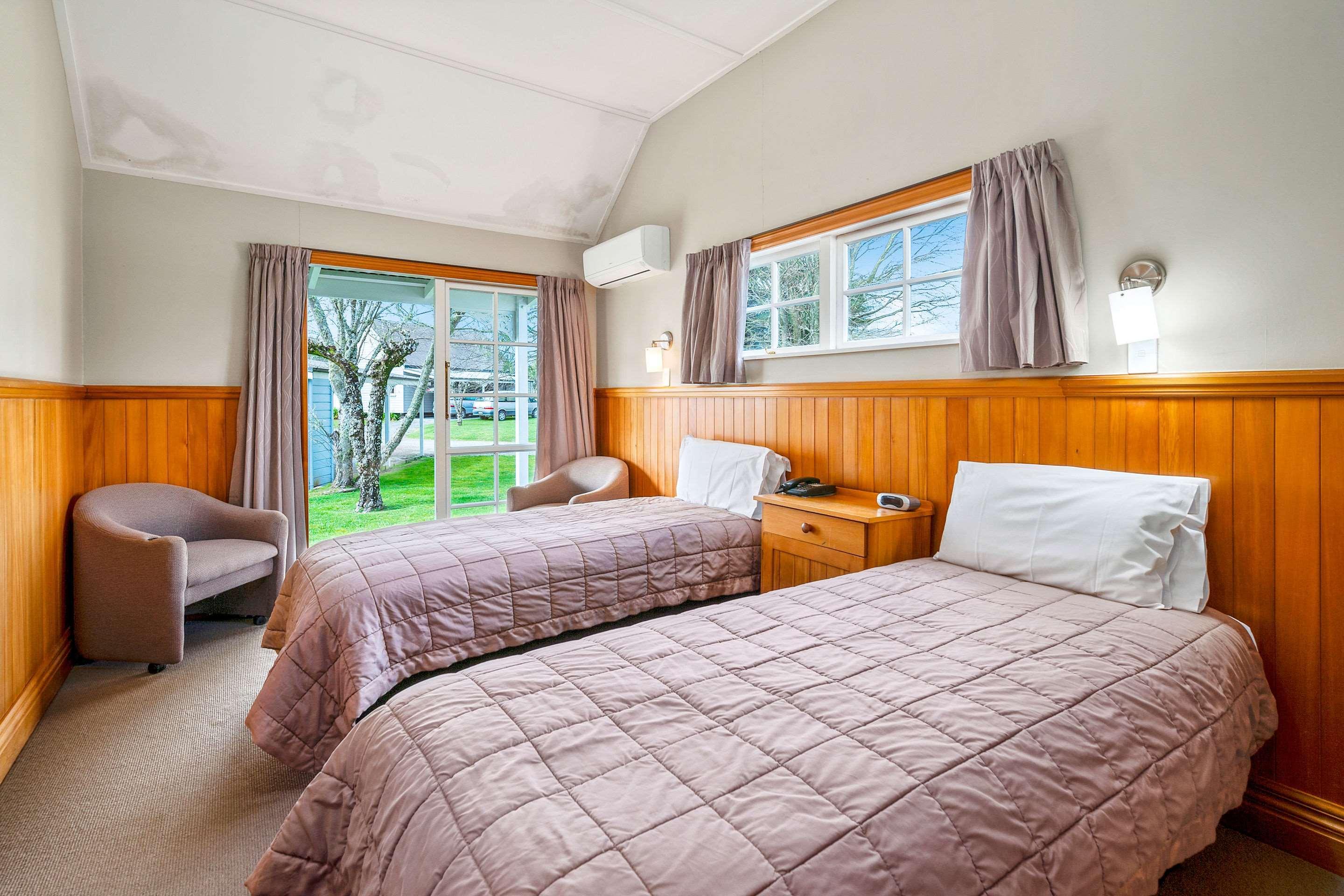 Huka Falls Resort Taupo Bagian luar foto A typical motel room
