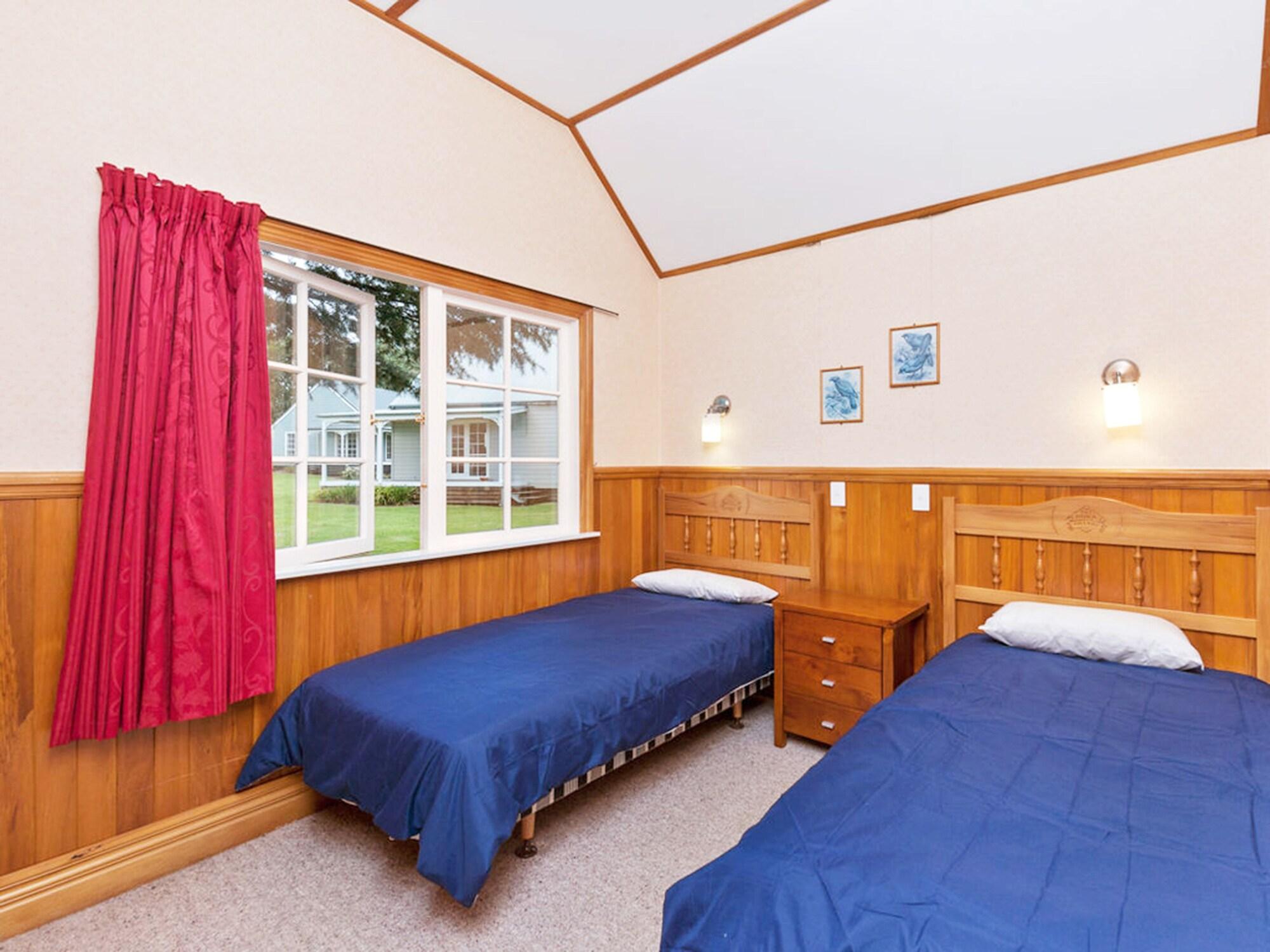Huka Falls Resort Taupo Bagian luar foto A typical bedroom at the lodge