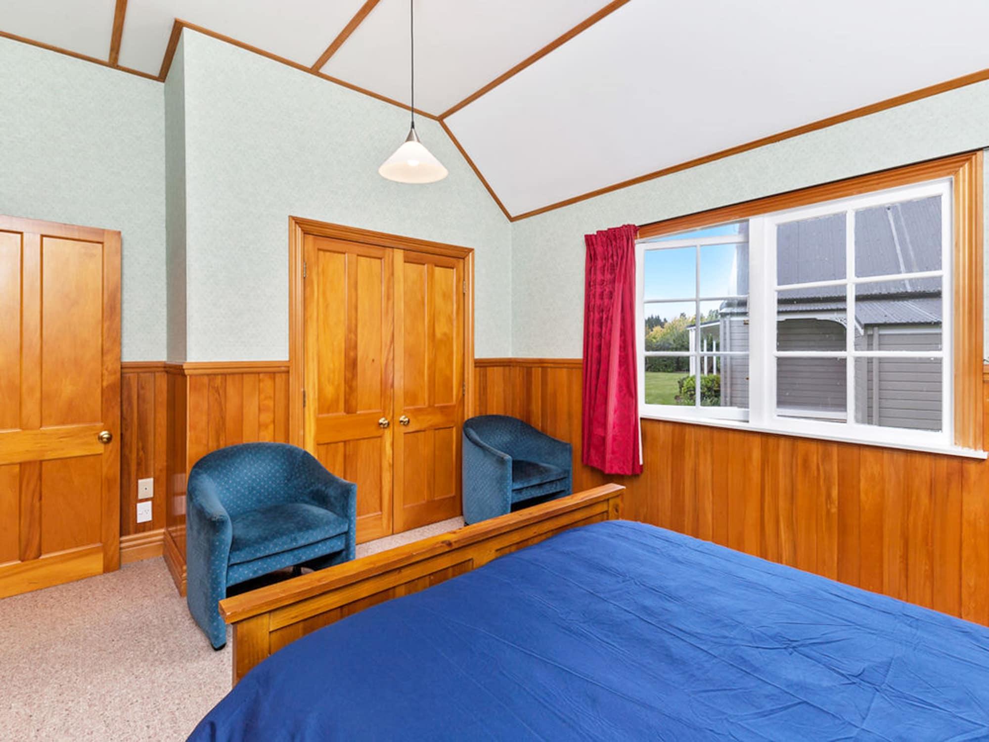 Huka Falls Resort Taupo Bagian luar foto A bedroom with tongue-and-groove panelling