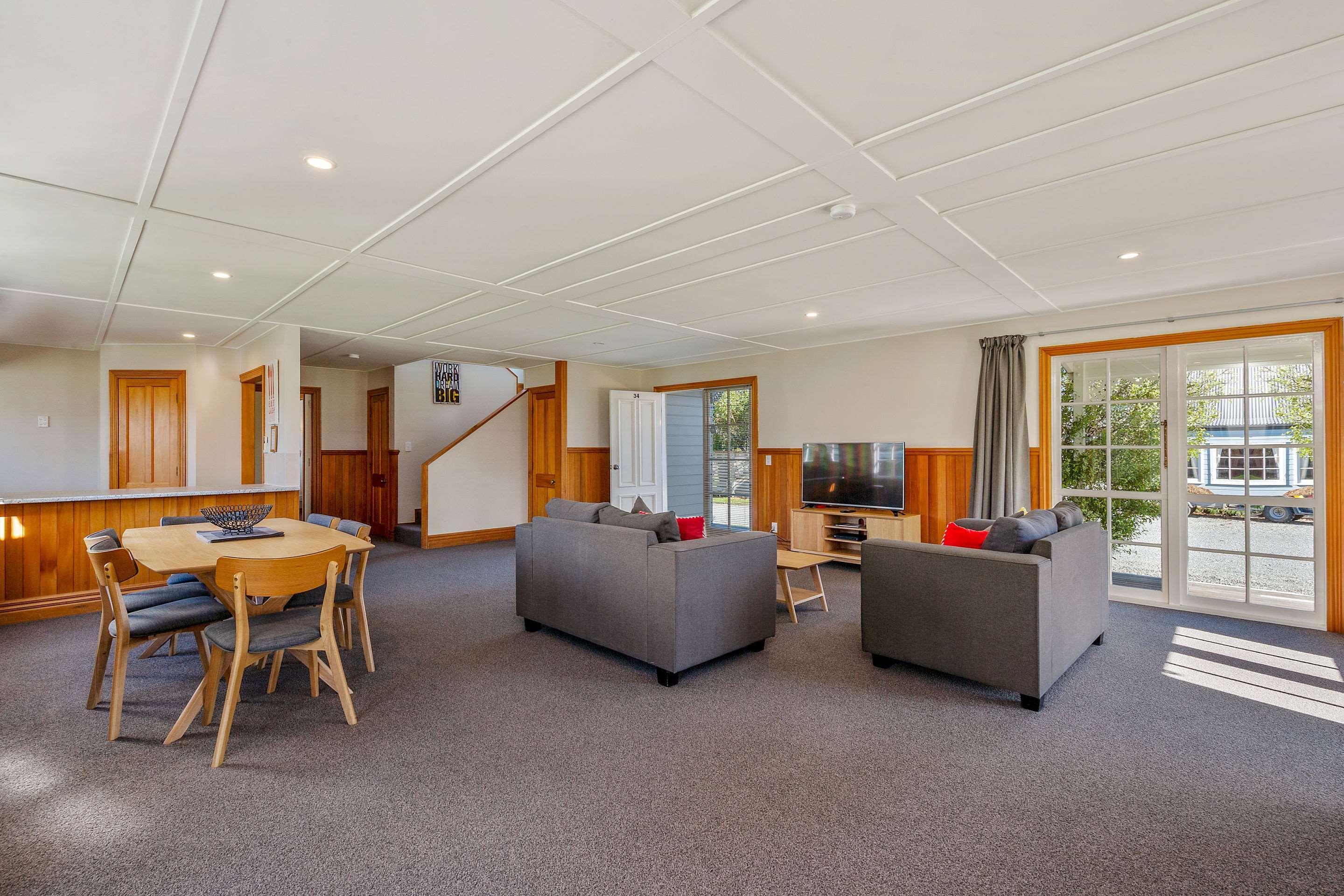 Huka Falls Resort Taupo Bagian luar foto Living area of a three-bedroom apartment