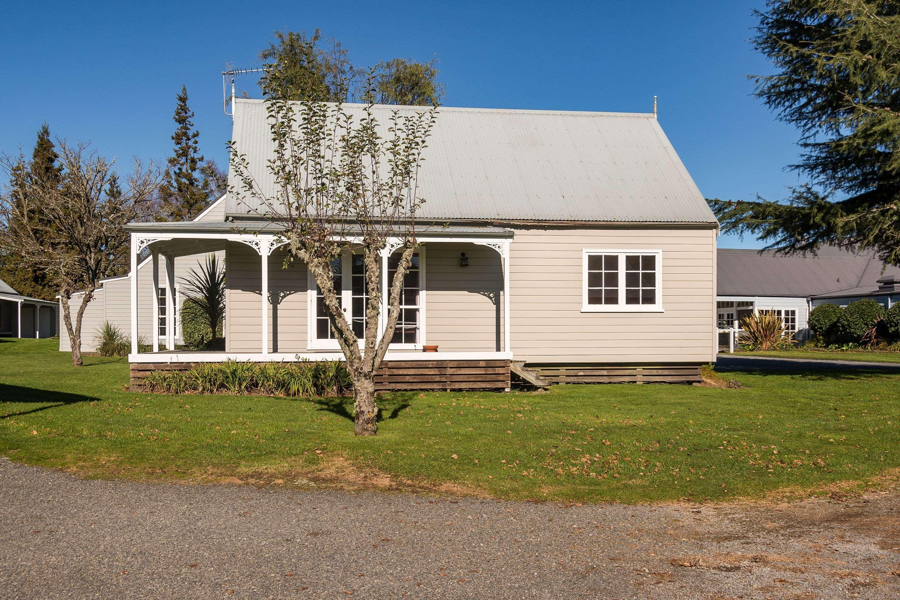 Huka Falls Resort Taupo Bagian luar foto The former school building, now a private residence