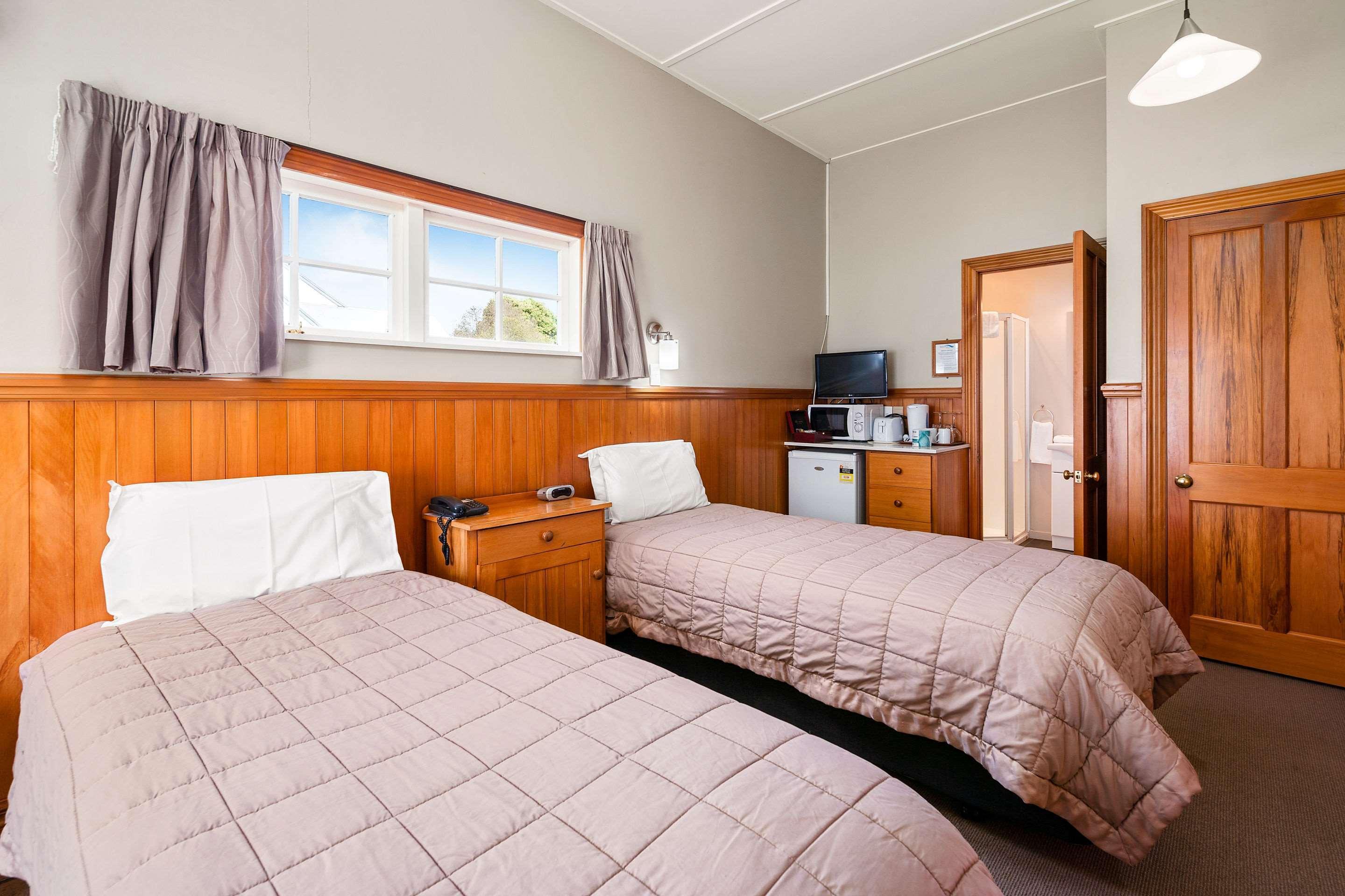 Huka Falls Resort Taupo Bagian luar foto A typical room at the hotel