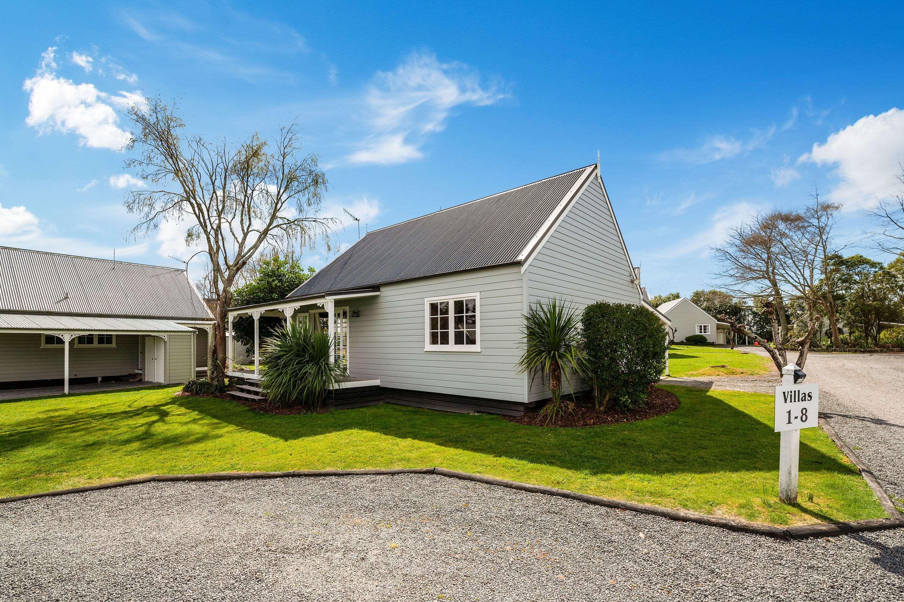 Huka Falls Resort Taupo Bagian luar foto The former school building, now a private residence