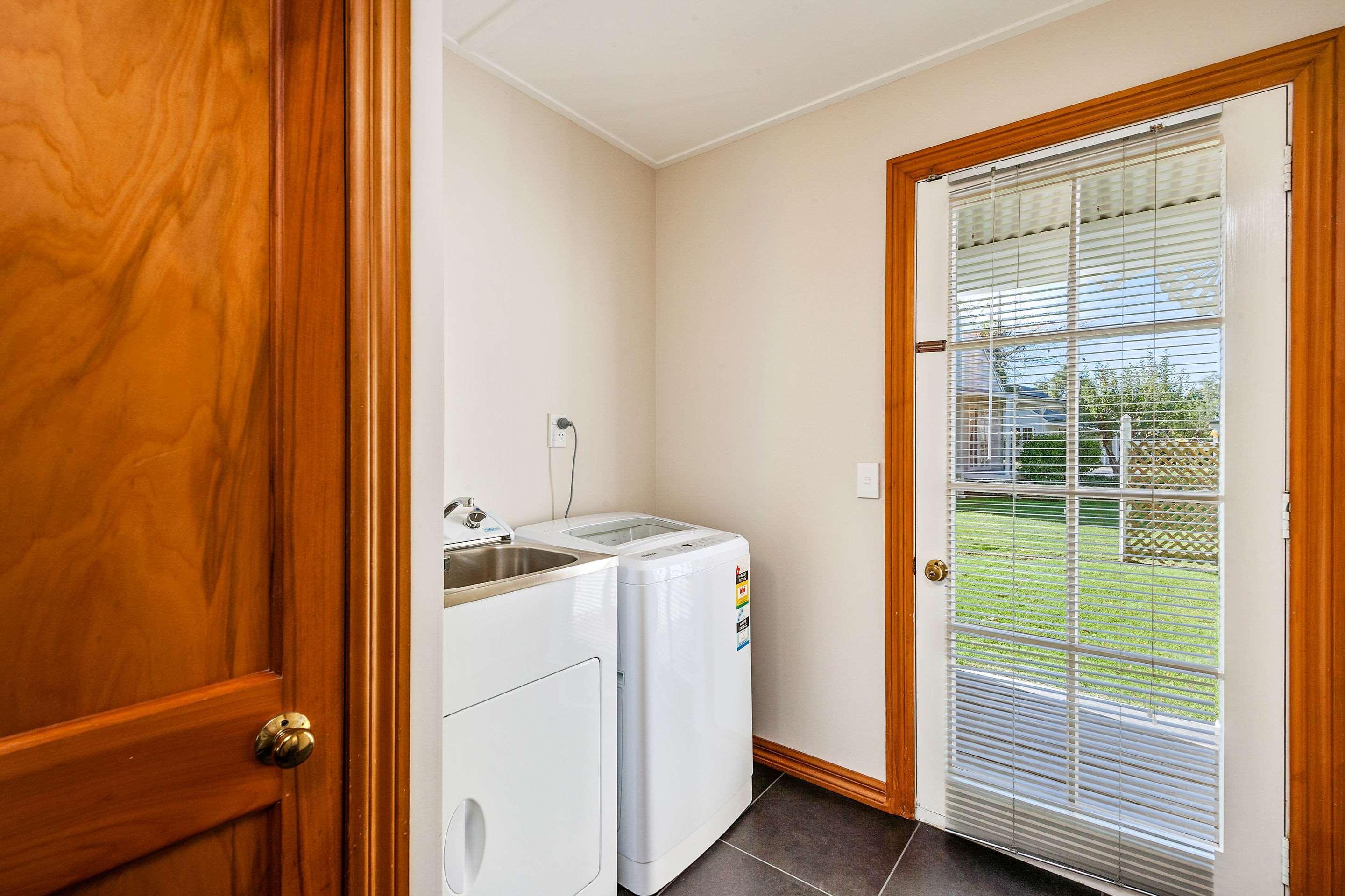 Huka Falls Resort Taupo Bagian luar foto A laundry room in a house