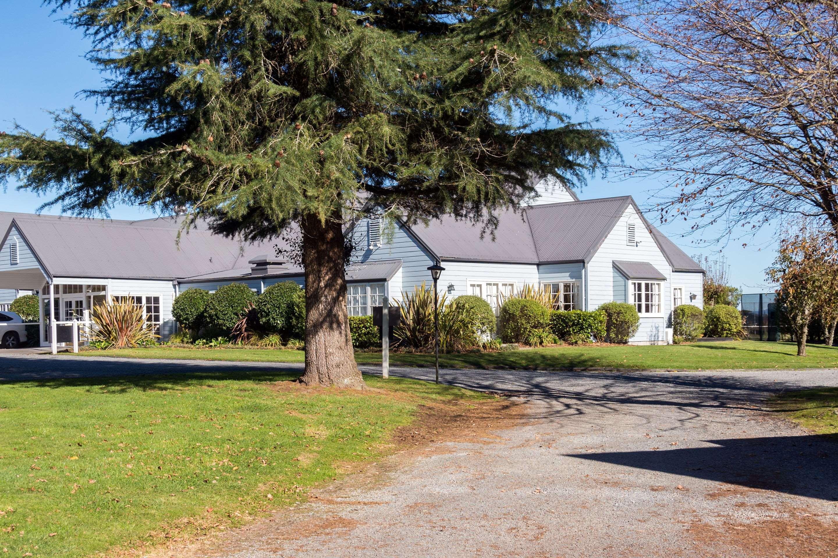 Huka Falls Resort Taupo Bagian luar foto The former school buildings at the former site