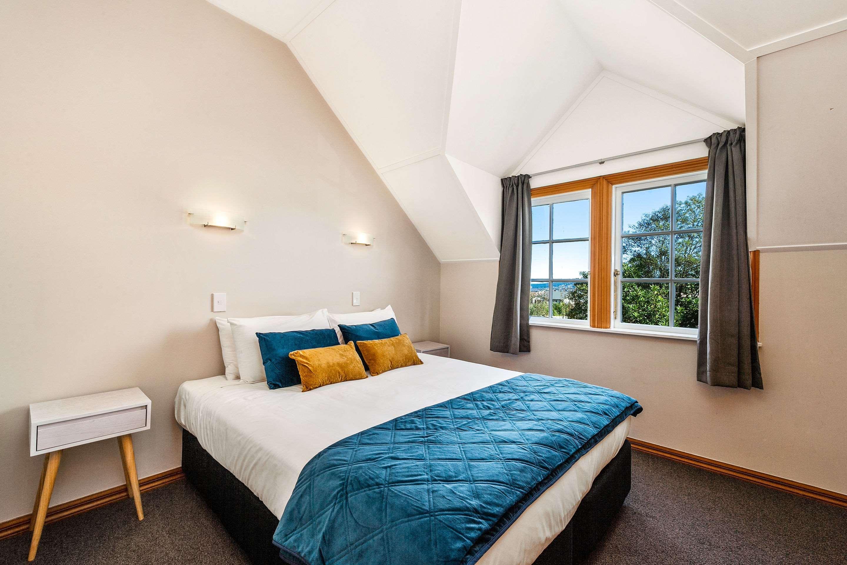 Huka Falls Resort Taupo Bagian luar foto A bedroom at the hotel