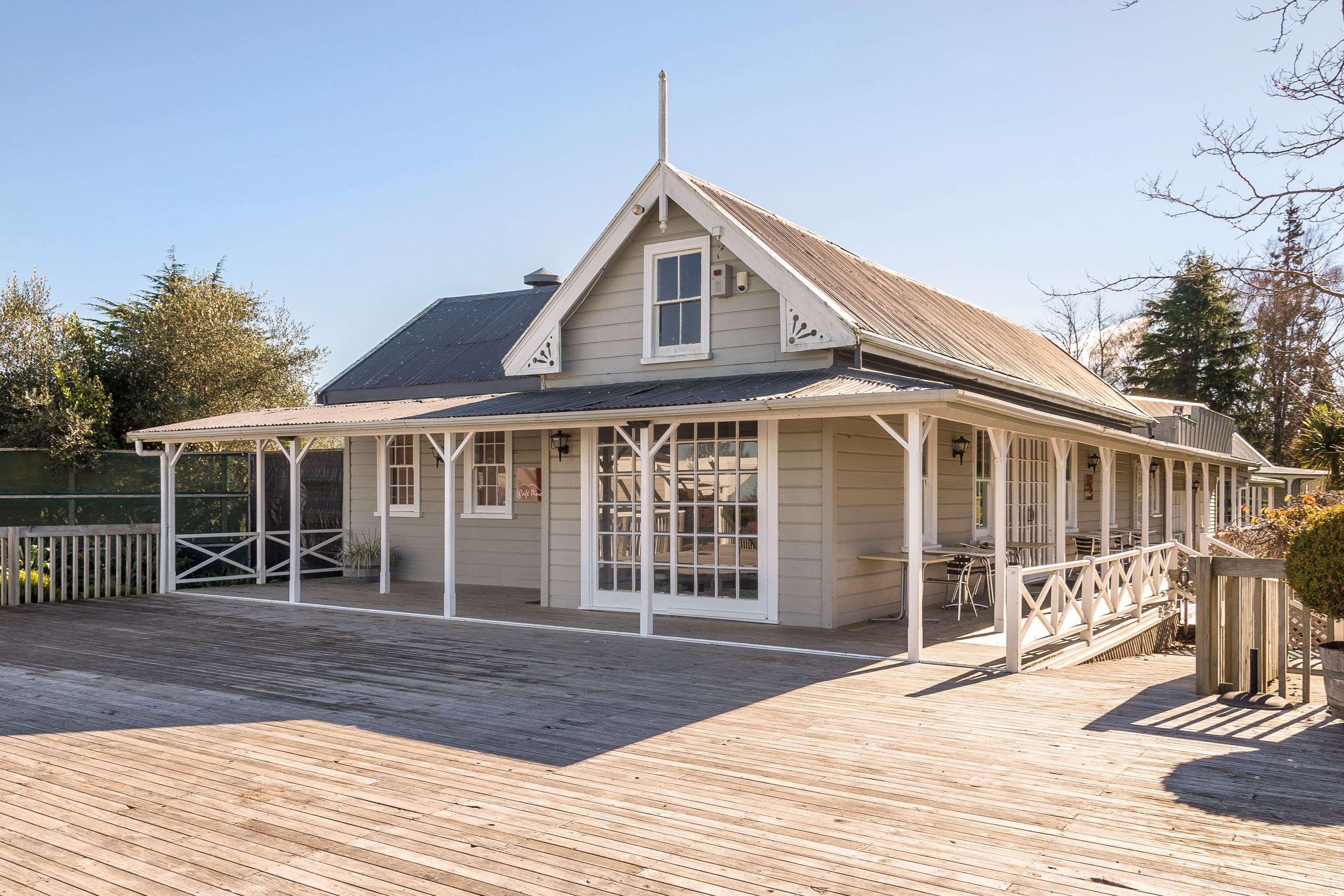 Huka Falls Resort Taupo Bagian luar foto The former station building at the station's current location