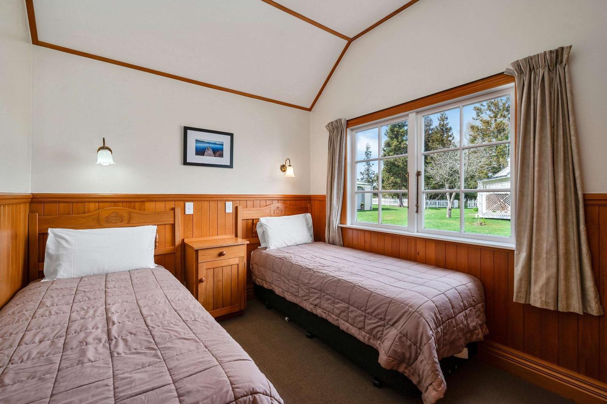 Huka Falls Resort Taupo Bagian luar foto A typical motel room