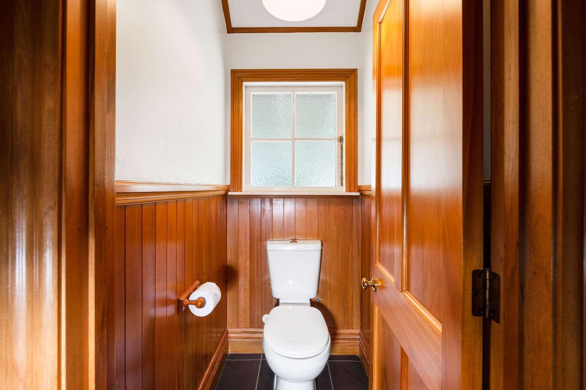 Huka Falls Resort Taupo Bagian luar foto A toilet in a house