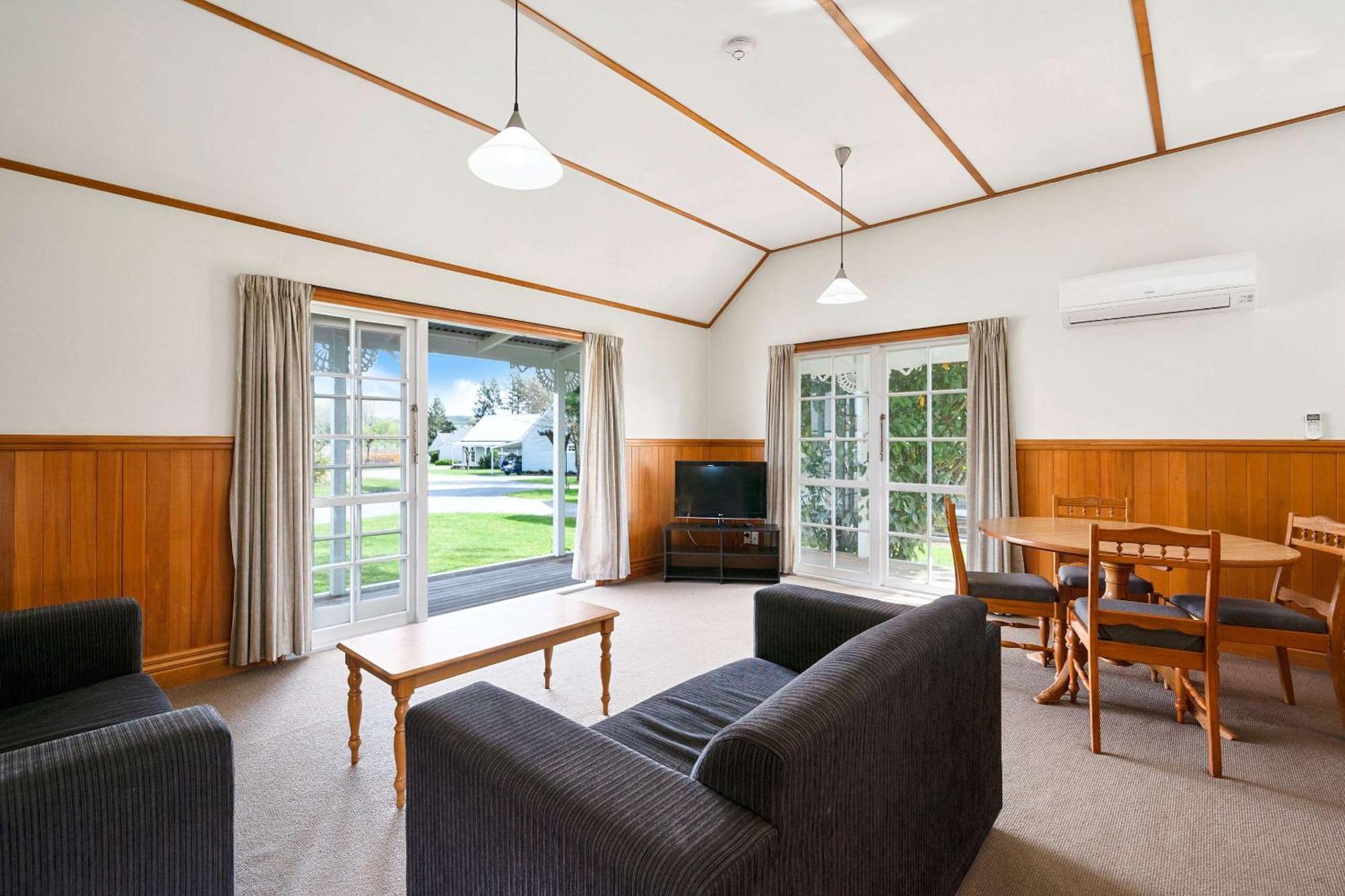 Huka Falls Resort Taupo Bagian luar foto Living area of a typical two bedroom apartment
