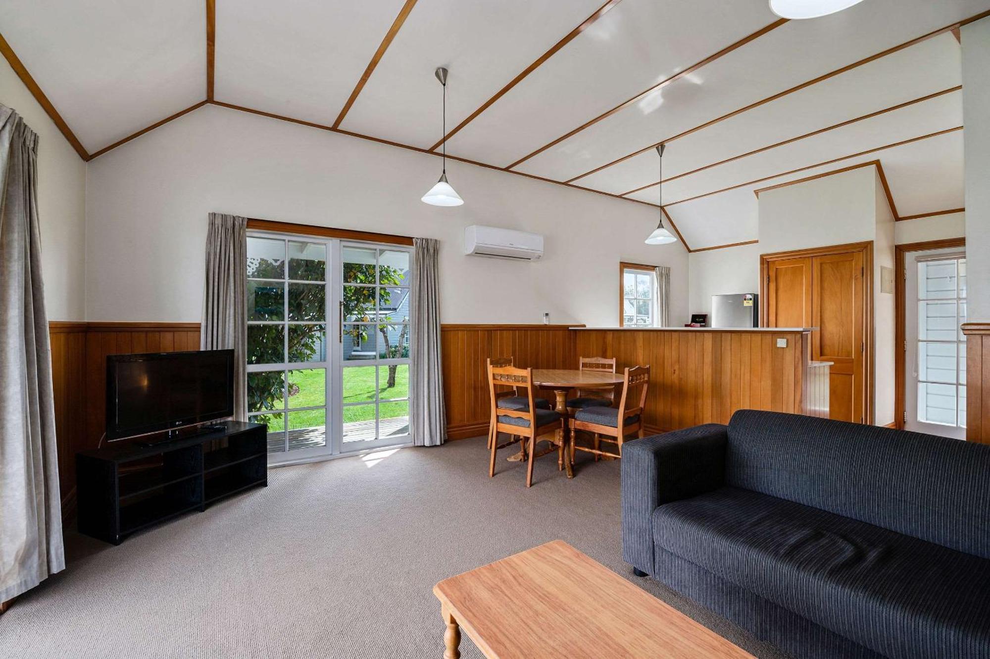 Huka Falls Resort Taupo Bagian luar foto A typical two bedroom apartment