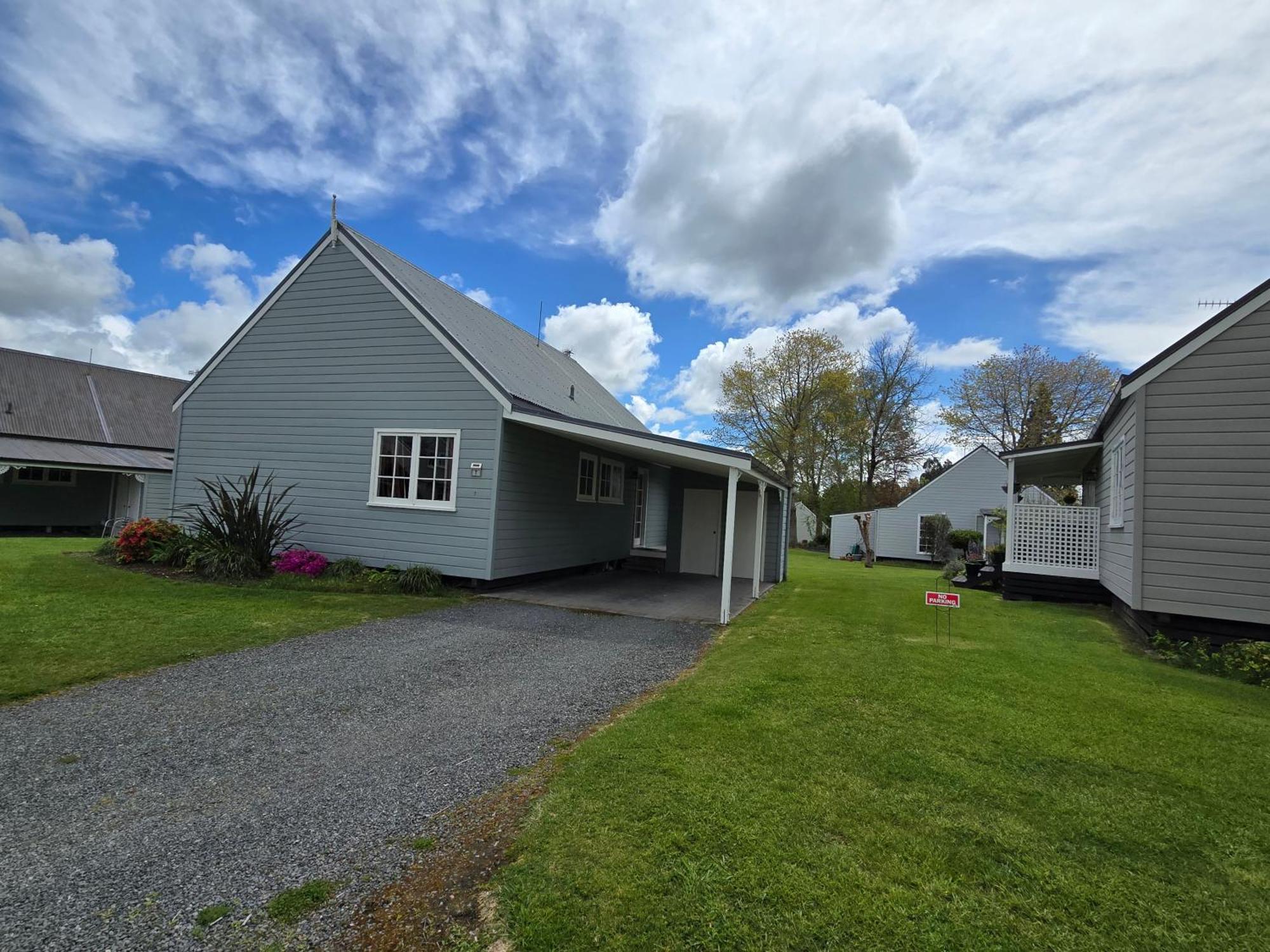 Huka Falls Resort Taupo Bagian luar foto The new houses at the village