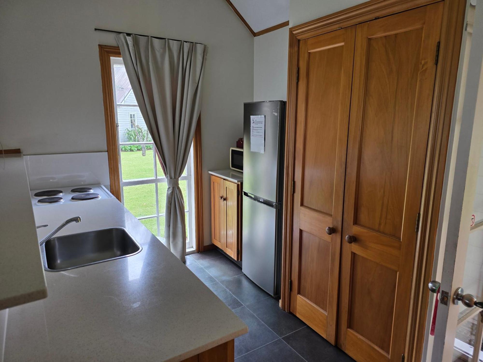 Huka Falls Resort Taupo Bagian luar foto Kitchen in a typical one-bedroom apartment