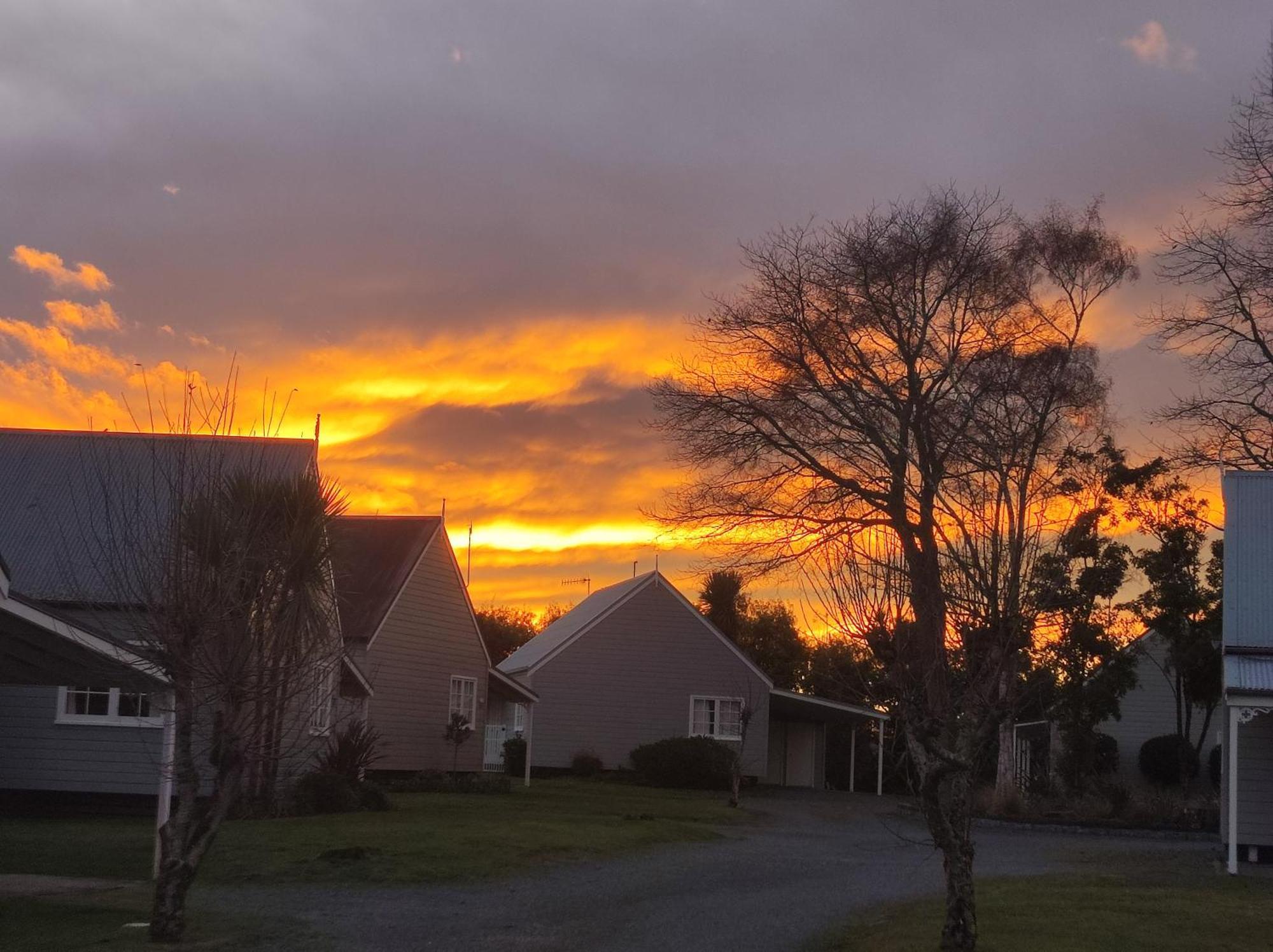 Huka Falls Resort Taupo Bagian luar foto Sunset over the town