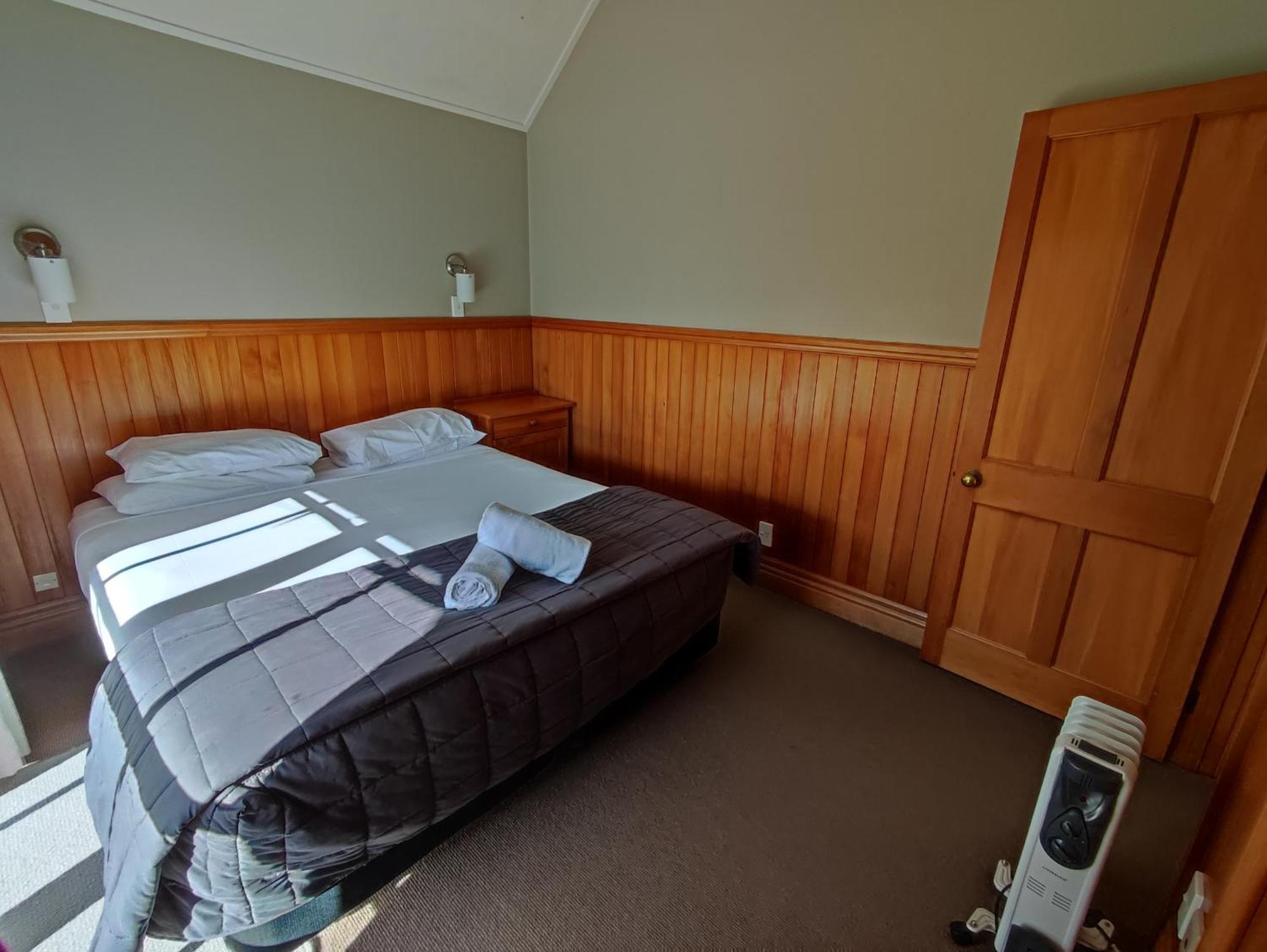 Huka Falls Resort Taupo Bagian luar foto A bedroom in a motel