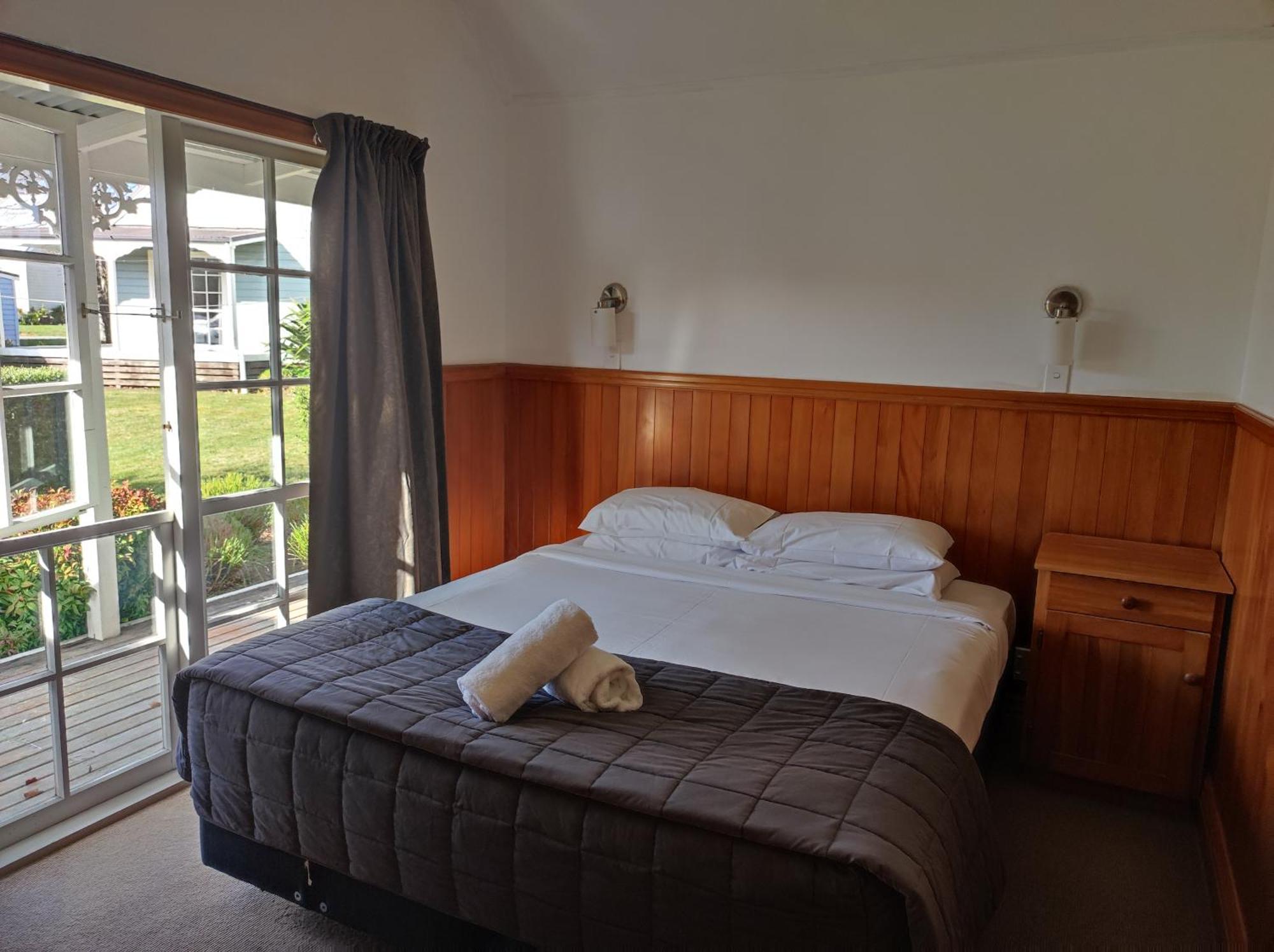 Huka Falls Resort Taupo Bagian luar foto A bedroom in a motel