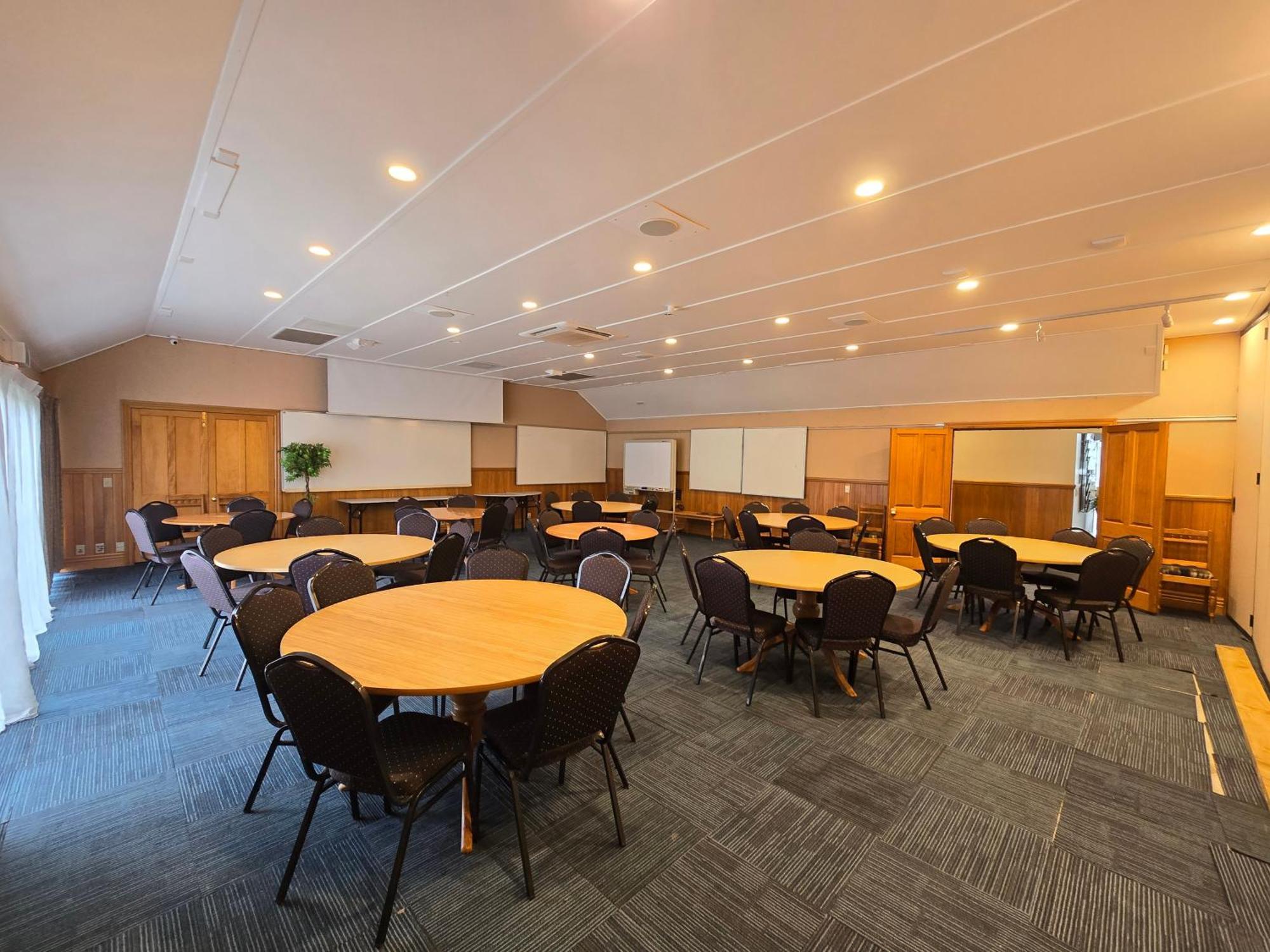 Huka Falls Resort Taupo Bagian luar foto The meeting room at the National Institute of Water and Atmospheric Research