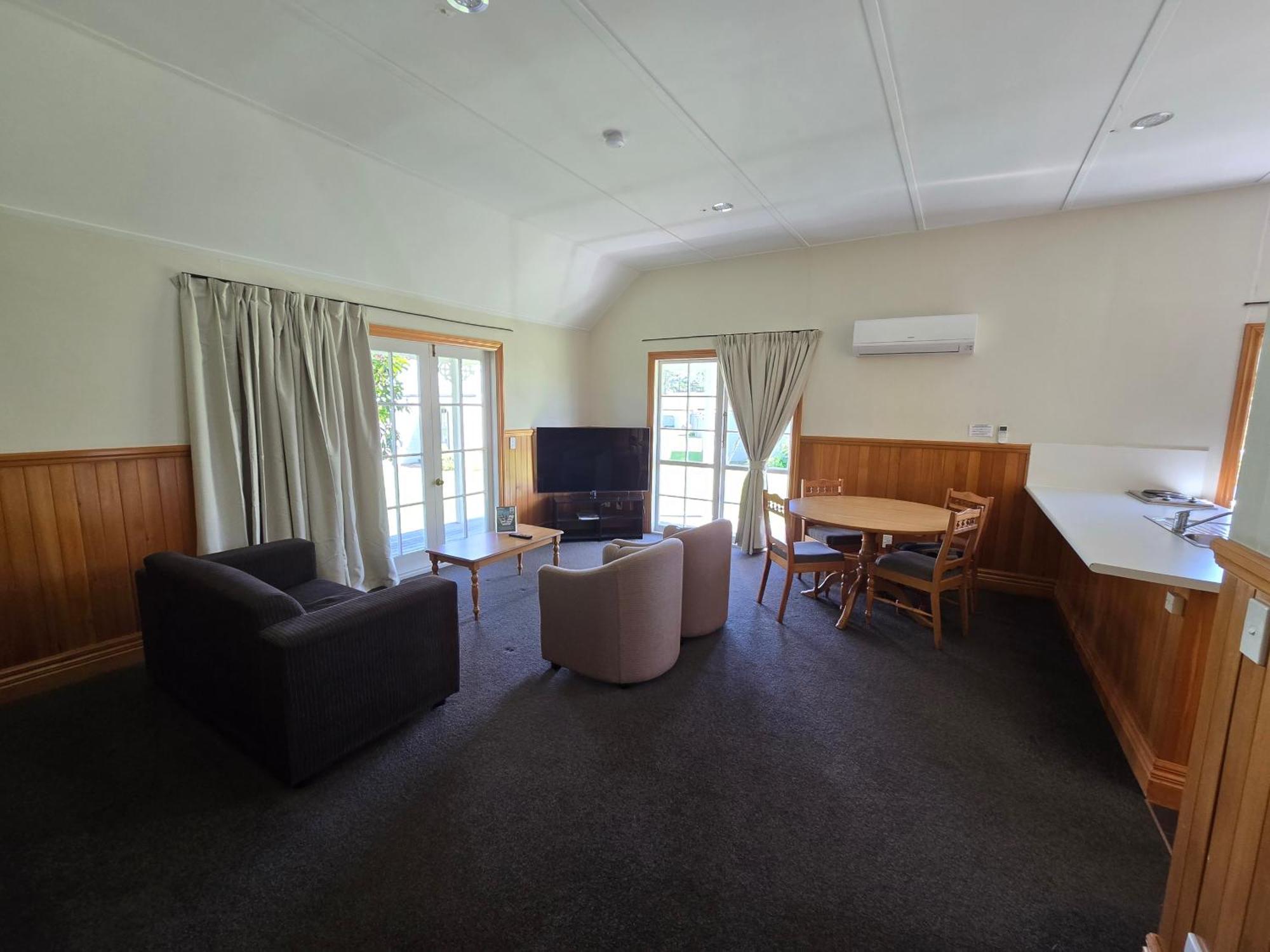Huka Falls Resort Taupo Bagian luar foto Living room of a two bedroom cottage
