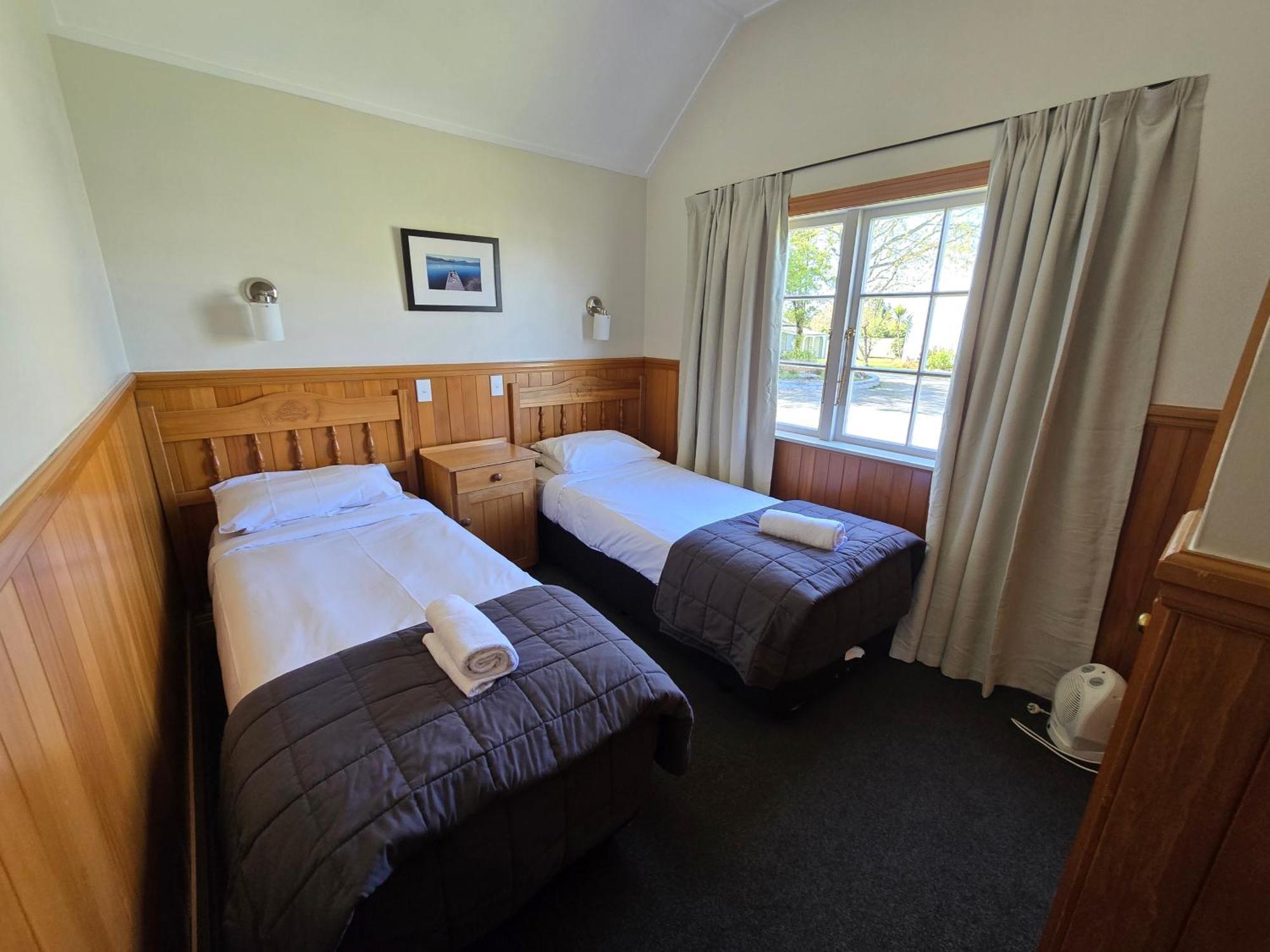 Huka Falls Resort Taupo Bagian luar foto A typical room at the lodge