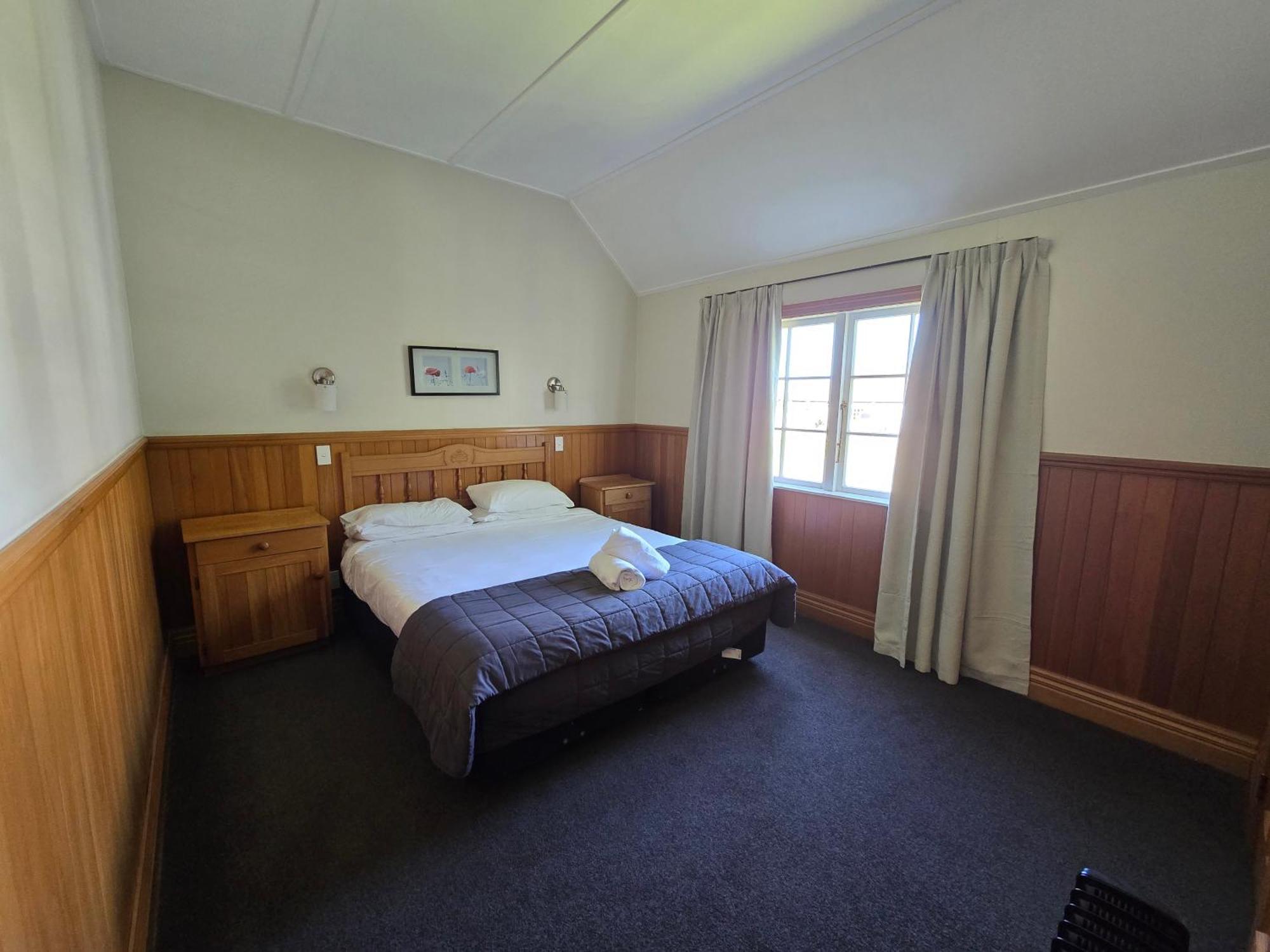 Huka Falls Resort Taupo Bagian luar foto A room at the hotel