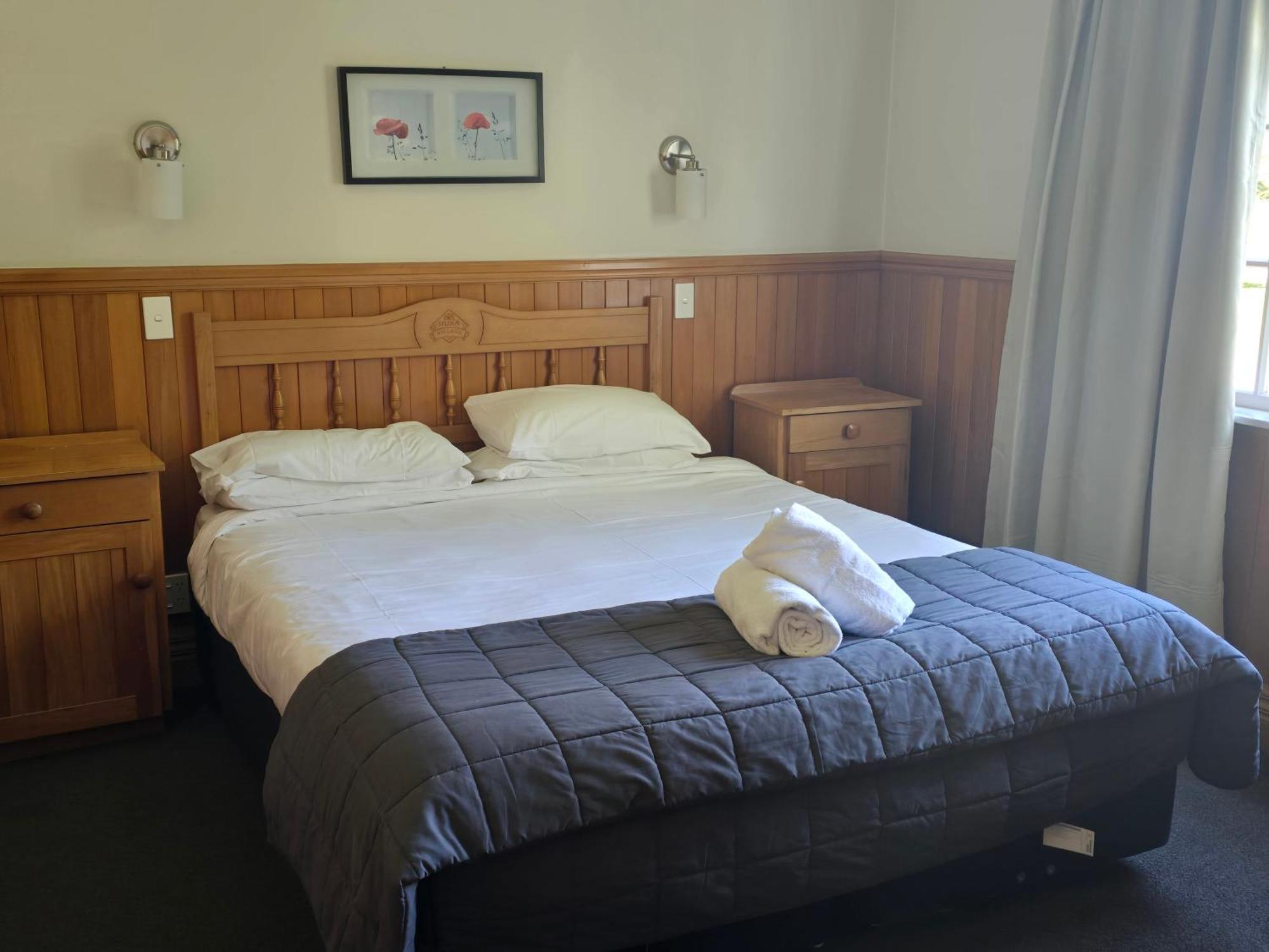 Huka Falls Resort Taupo Bagian luar foto A bedroom at the hotel