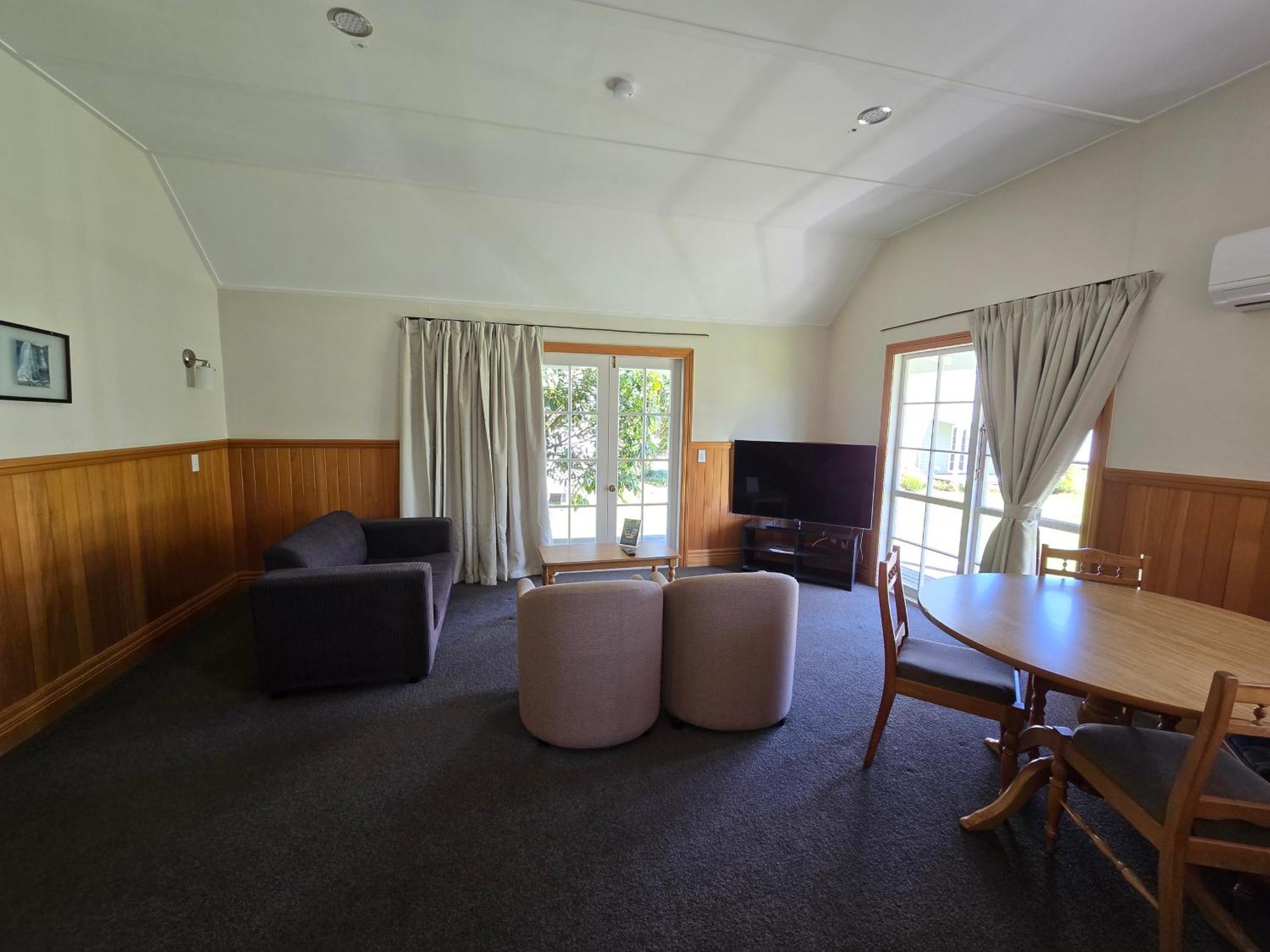 Huka Falls Resort Taupo Bagian luar foto The lounge of a two-bedroom apartment at the hotel