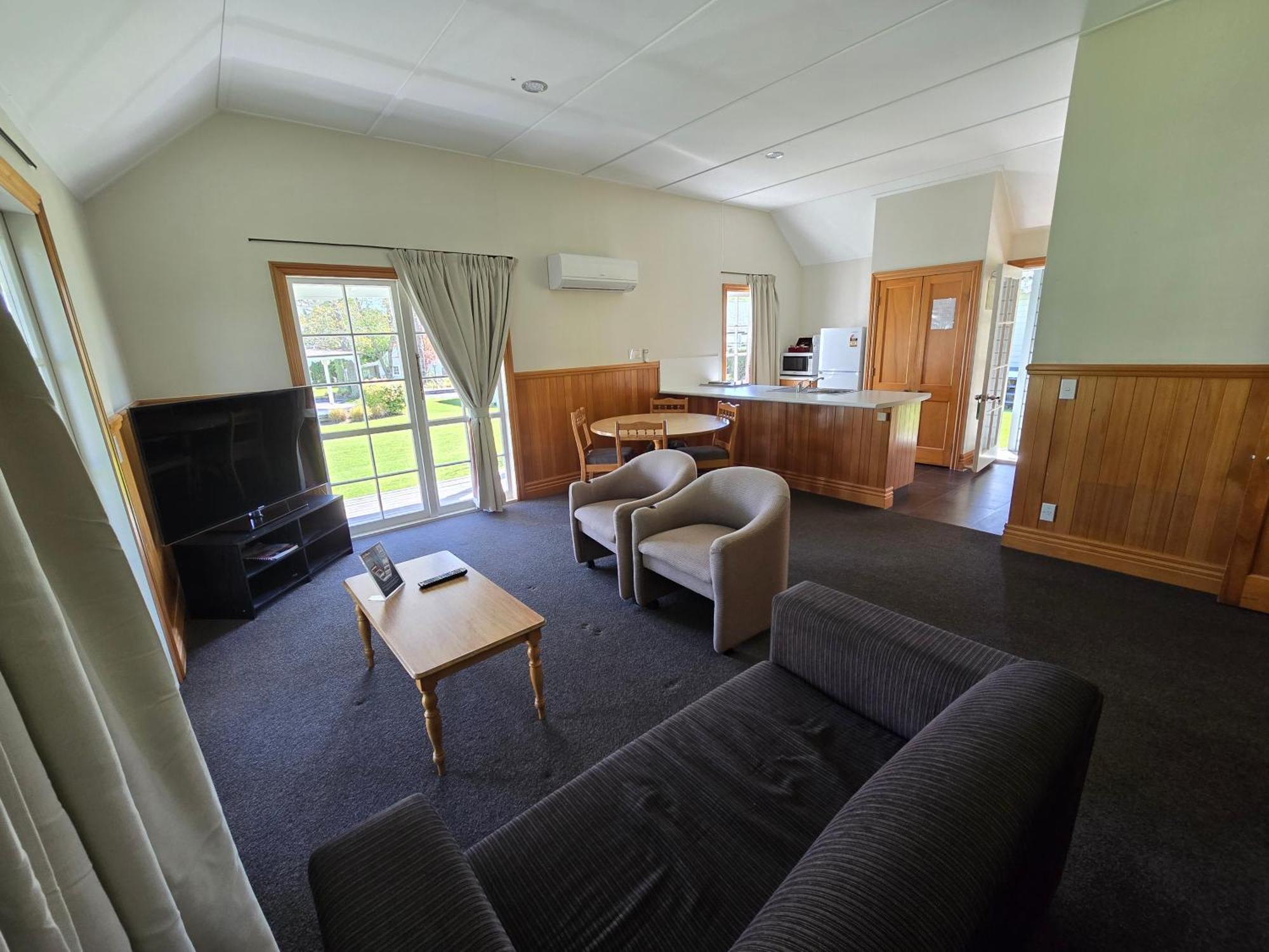 Huka Falls Resort Taupo Bagian luar foto Living area of a two bedroom cottage
