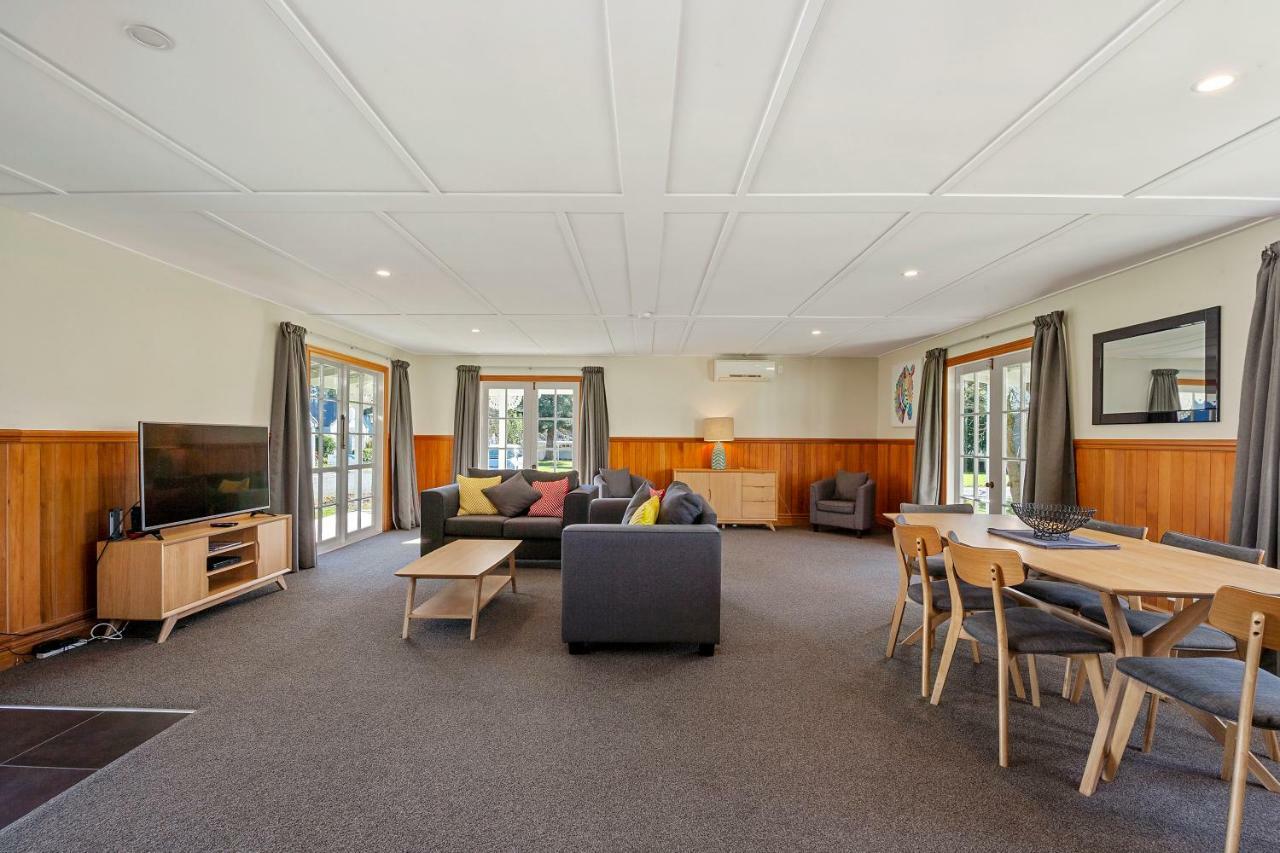 Huka Falls Resort Taupo Bagian luar foto The common room at the University of Waikato's Melville Hall