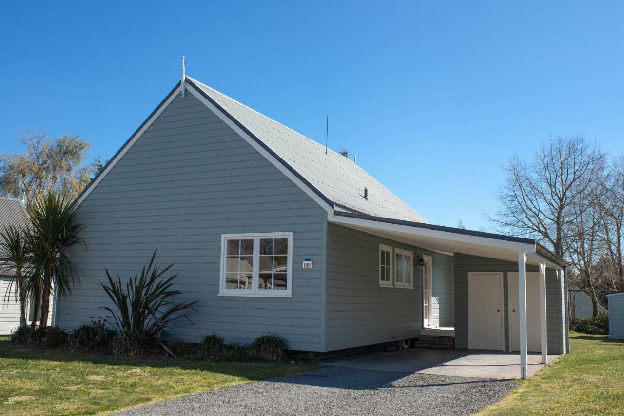 Huka Falls Resort Taupo Bagian luar foto The former school building at Waimate